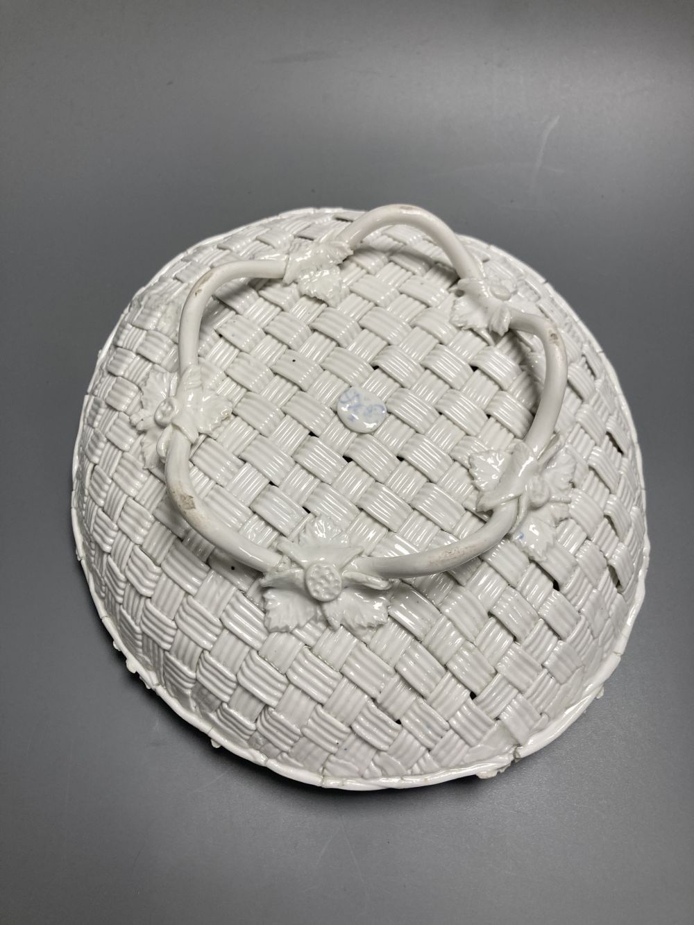 A Derby Sampson Hancock basket of weaved design white glazed, diameter 21.5cm